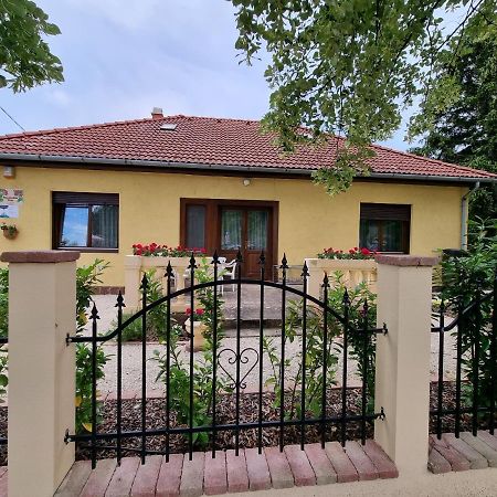Appartement Muskatlis Haz à Balatonlelle Extérieur photo