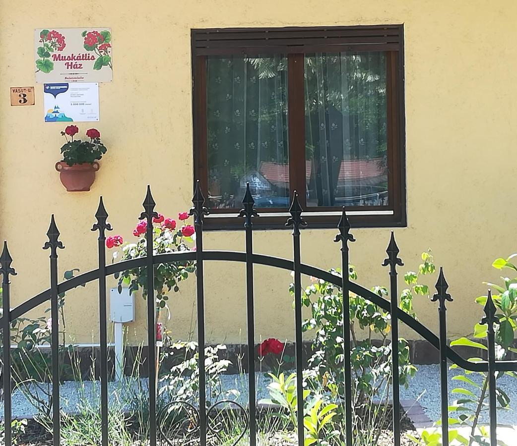 Appartement Muskatlis Haz à Balatonlelle Extérieur photo